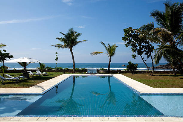 luxo villa piscina - swimming pool resort swimming pool poolside sea imagens e fotografias de stock