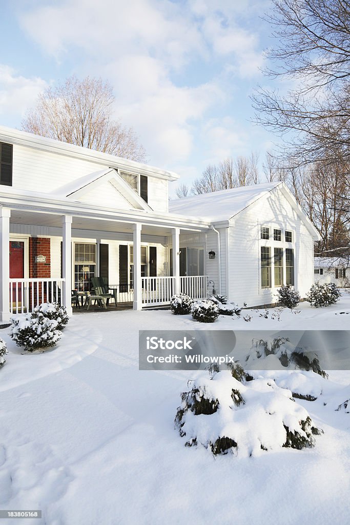 Casa casa de inverno neve ao amanhecer manhã-Vertical - Foto de stock de Inverno royalty-free