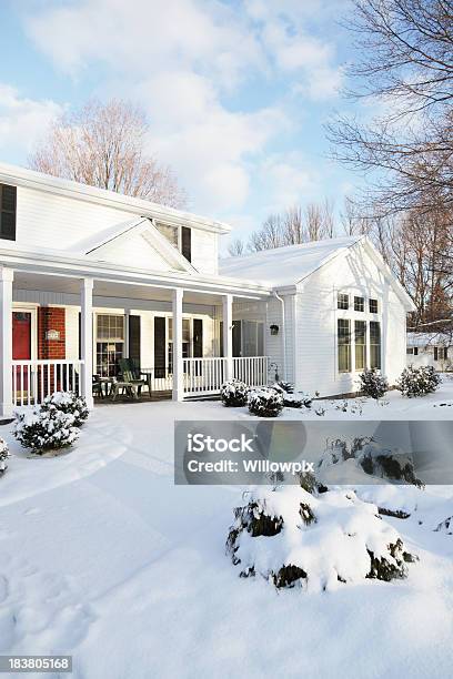 Foto de Casa Casa De Inverno Neve Ao Amanhecer Manhãvertical e mais fotos de stock de Inverno