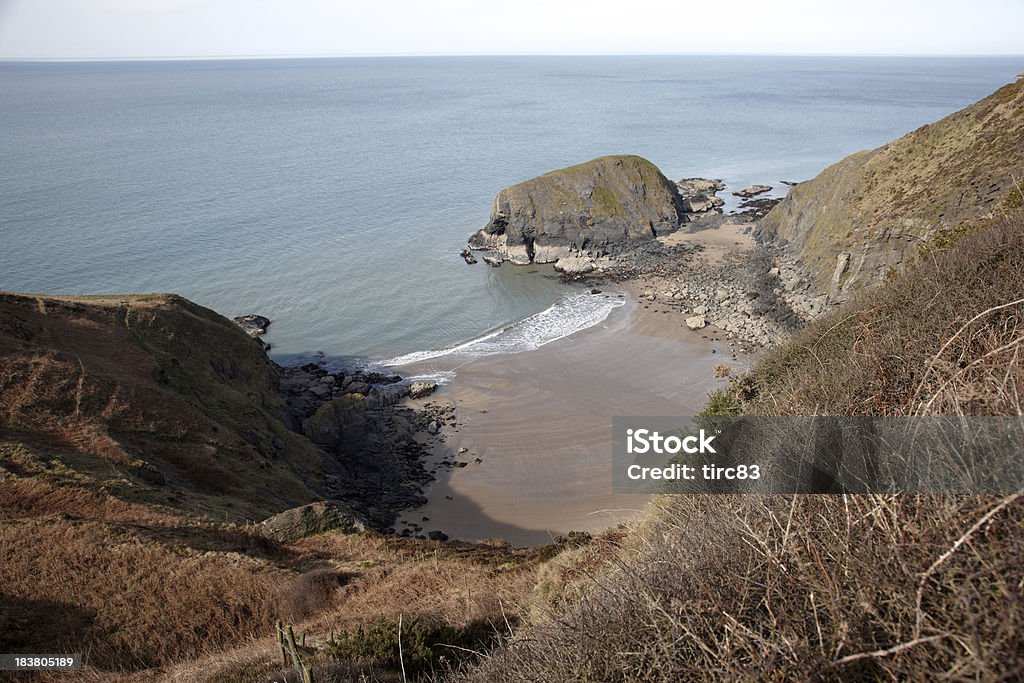 Apartado cove Cardiganshire en la costa - Foto de stock de Acantilado libre de derechos