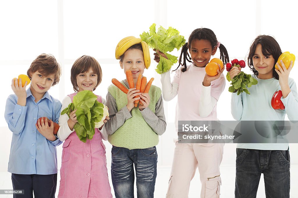 Crianças brincando com produtos hortícolas - Royalty-free Criança Foto de stock