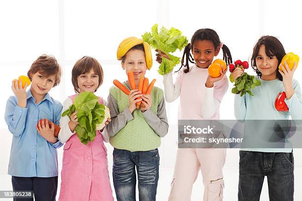 Crianças Brincando Com Produtos Hortícolas - Fotografias de stock e mais imagens de Criança - Criança, Legumes, Comer