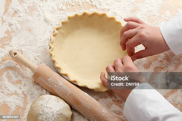 Photo libre de droit de Faire Une Tarte banque d'images et plus d'images libres de droit de Tourte sucrée - Tourte sucrée, Pâte à pétrir, Pâte à pâtisserie