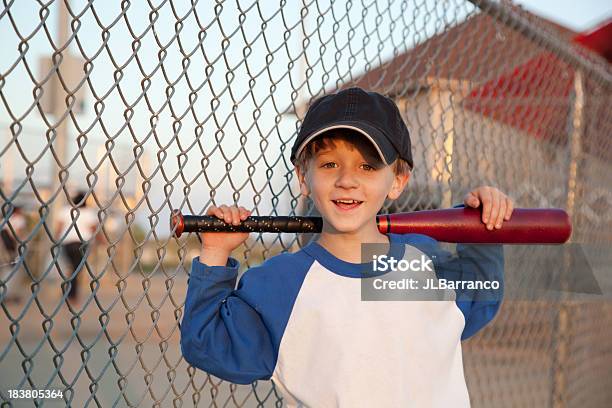 Happy Little Jugador De Béisbol Foto de stock y más banco de imágenes de 4-5 años - 4-5 años, Aire libre, Alegre