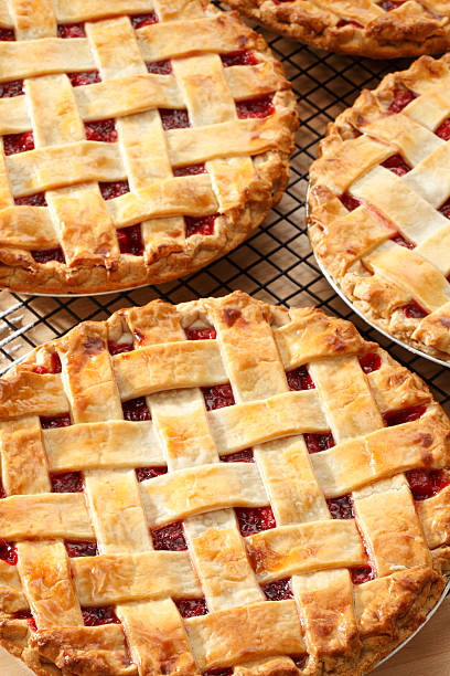 três trepadeira aos empadas de cereja sobre um suporte de circular - pie pastry crust cherry pie cherry imagens e fotografias de stock