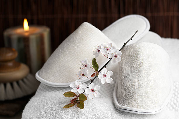 spa con fiori pantofole - shoe groom wood luxury foto e immagini stock