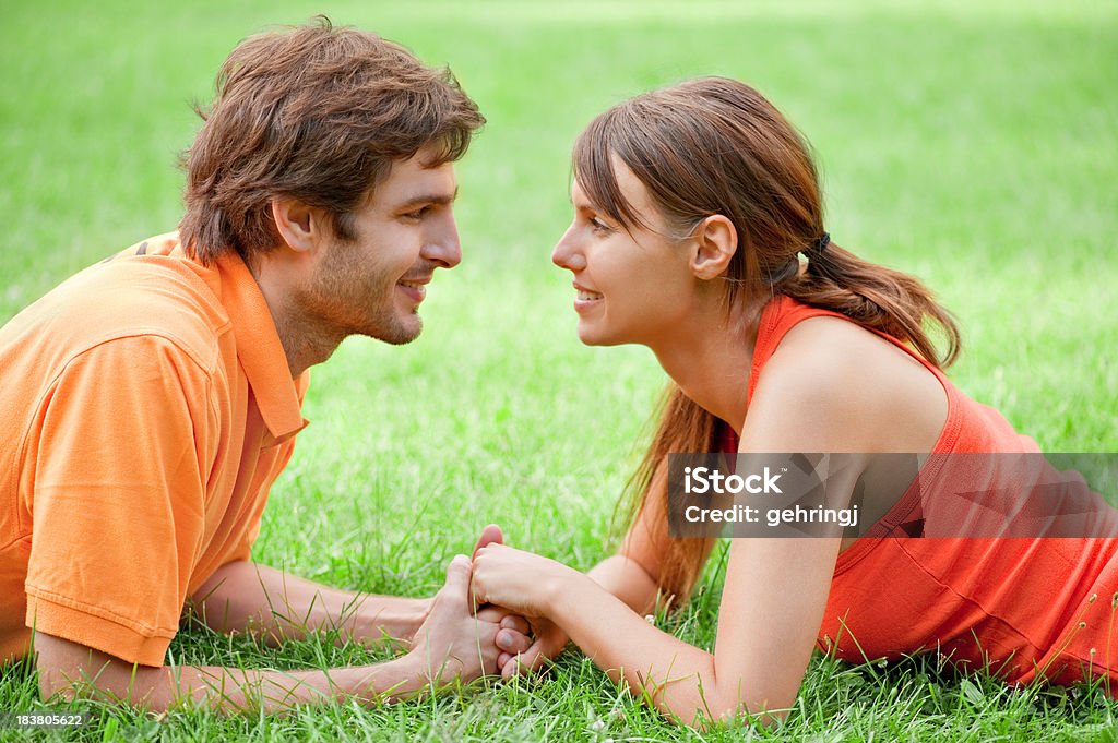 Couple reposant sur l'herbe - Photo de Coude libre de droits
