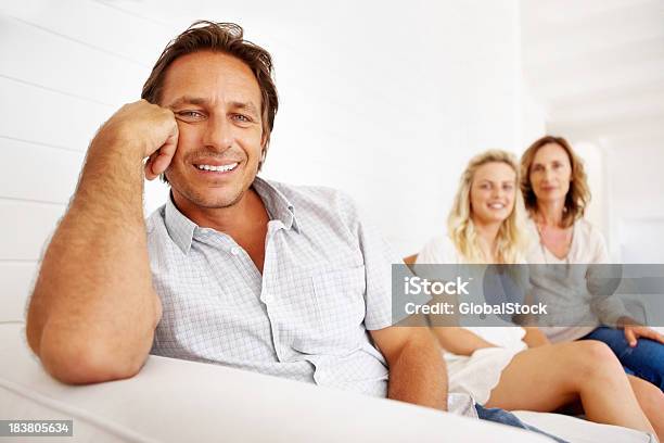 成熟した男性ソファに座る家族 - 20代のストックフォトや画像を多数ご用意 - 20代, 3人, 40代