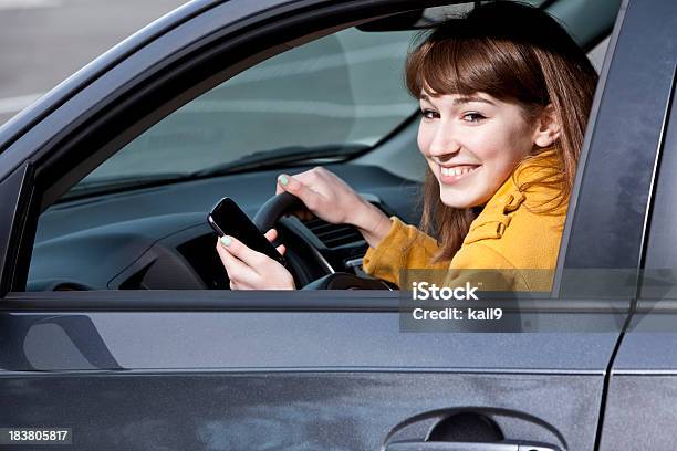 Foto de Adolescente Em Carro Com Telefone Celular e mais fotos de stock de Adolescentes Meninas - Adolescentes Meninas, Dirigir, Mensagem de Texto