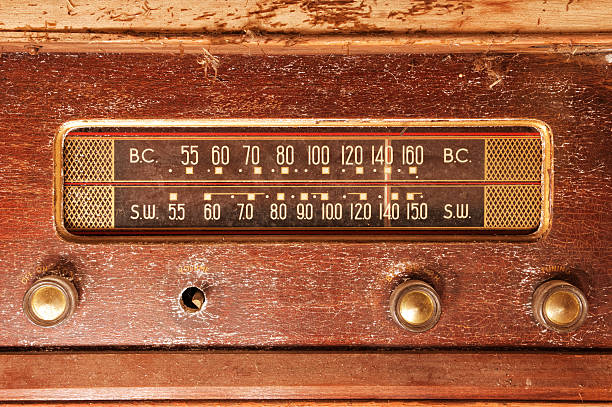 Shone vacuum tubes in the included lamp radio receiver