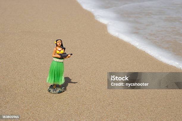 Tancerz Hula Figurka Na Plaży - zdjęcia stockowe i więcej obrazów Bez ludzi - Bez ludzi, Bezchmurne niebo, Fala - Woda