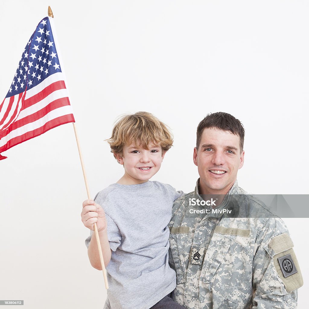 American soldier con su hijo - Foto de stock de 4-5 años libre de derechos