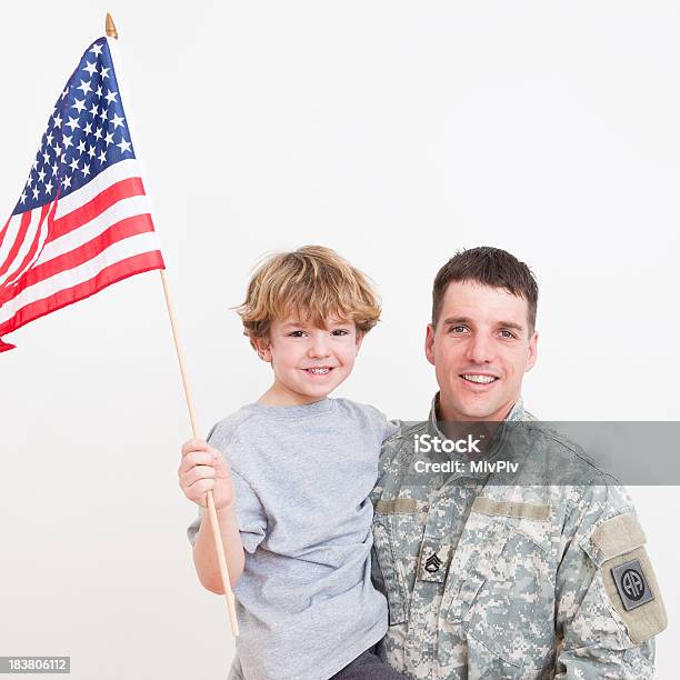 American Soldier Con Su Hijo Foto de stock y más banco de imágenes de 4-5 años - 4-5 años, Bandera, Niño