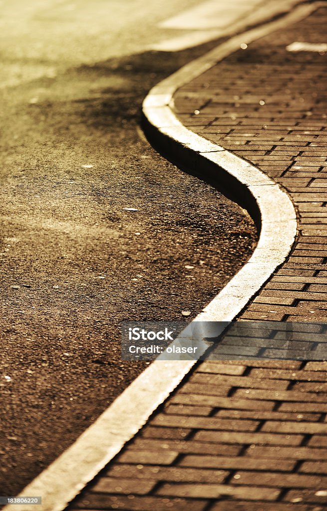 Low soleil sur curbstones en forme de - Photo de Automne libre de droits