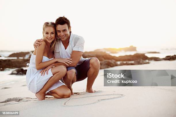 Foto de Casal Feliz Na Praia e mais fotos de stock de Abraçar - Abraçar, Adulto, Amor