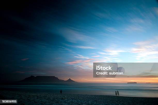 Photo libre de droit de Vue Sur La Montagne De La Table banque d'images et plus d'images libres de droit de Aube - Aube, Coucher de soleil, Crépuscule