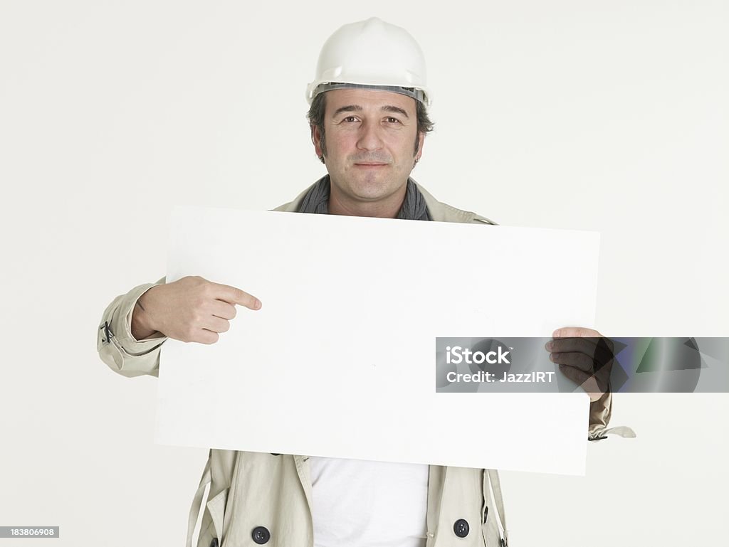 Портрет улыбающегося мужской архитектор холдинг пустой баннер на белом фоне - Стоковые фото Архитектор роялти-фри