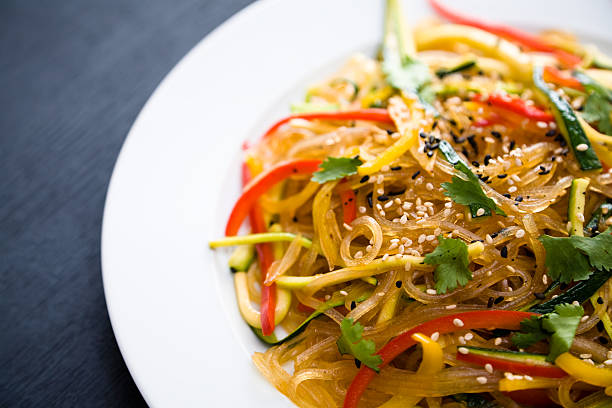 quente, salada asiática com macarrão harusame - cellophane noodles - fotografias e filmes do acervo