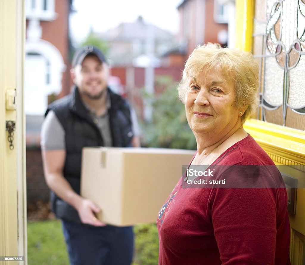 Homem entregando gran sua entrega de pacotes - Foto de stock de 20 Anos royalty-free