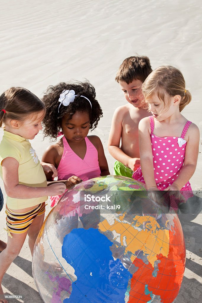 Enfants examiner Canot globe sur la plage - Photo de Enfant libre de droits