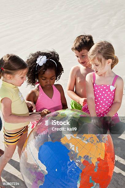 Дети Проверять Надувной Глобус На Пляж — стоковые фотографии и другие картинки Глобус - Глобус, Многонациональная группа, Пляж