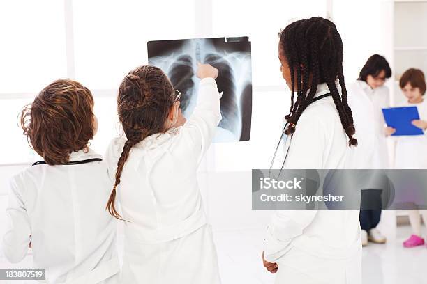 小児科医が X 線を確認します - 制服のストックフォトや画像を多数ご用意 - 制服, 医師, 女の子