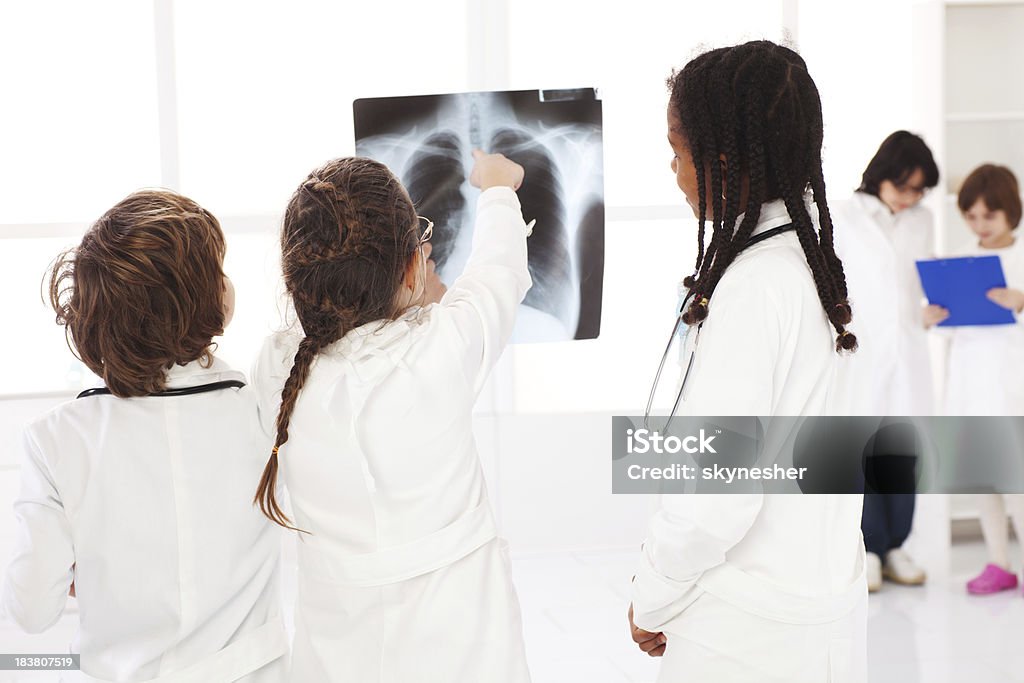 Pediatra zespołu Sprawdzanie rentgenowskiego. - Zbiór zdjęć royalty-free (Dziewczyny)