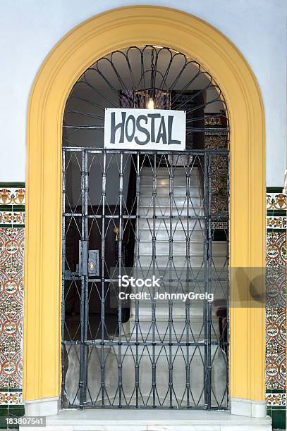 Foto de Hostelplaca Na Porta Com Padrão e mais fotos de stock de Arquitetura - Arquitetura, Cultura Espanhola, Dentro