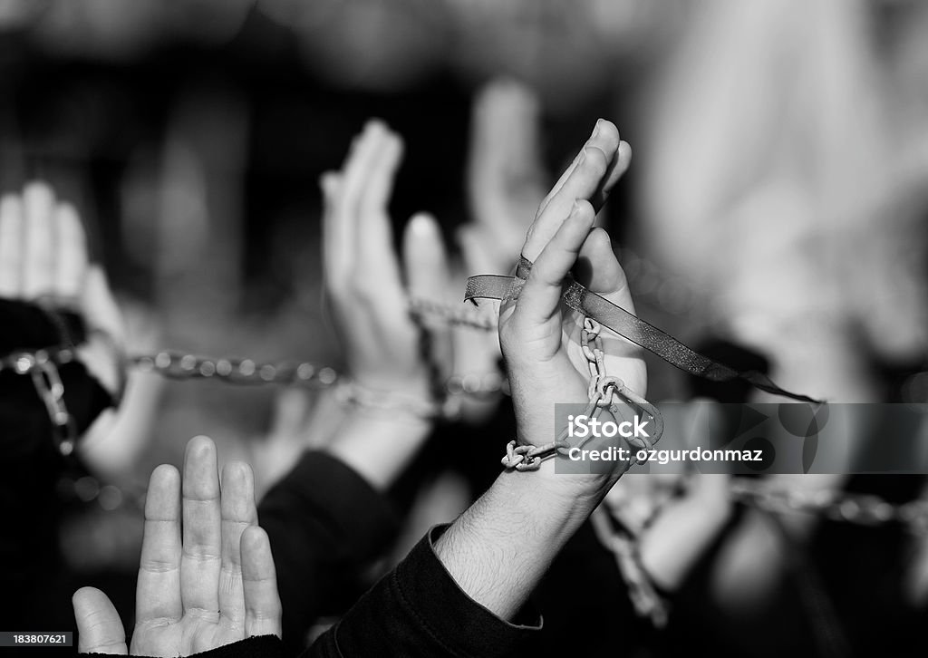 Gruppo di persone con braccia sollevate - Foto stock royalty-free di Dimostrazione di protesta