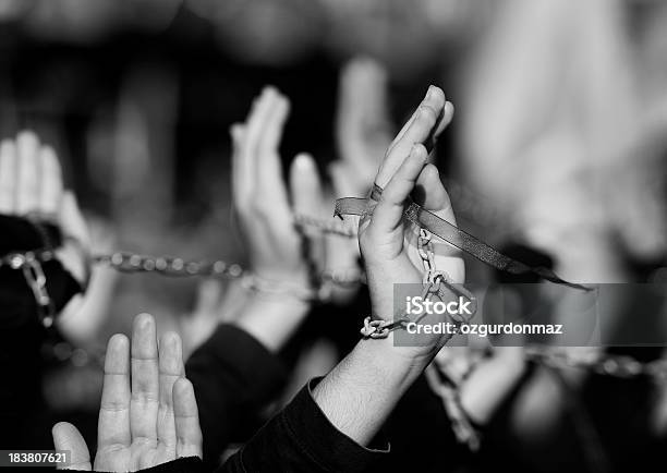 Gruppo Di Persone Con Braccia Sollevate - Fotografie stock e altre immagini di Dimostrazione di protesta - Dimostrazione di protesta, Diritti umani, Bianco e nero