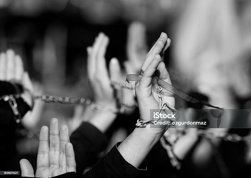 Grupo de pessoas com os braços para cima - Foto de stock de Protesto royalty-free