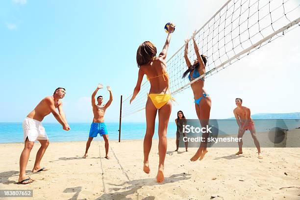 Photo libre de droit de Groupe Damis Jouer Au Volleyball Sur La Plage banque d'images et plus d'images libres de droit de Beach-volley - Beach-volley, Volley-ball, Plage