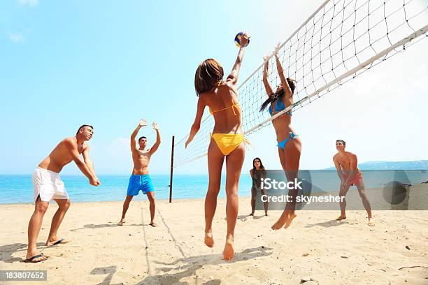 그룹 프렌즈 플레이 배구공 해변 비치 발리볼에 대한 스톡 사진 및 기타 이미지 - 비치 발리볼, 배구, 해변