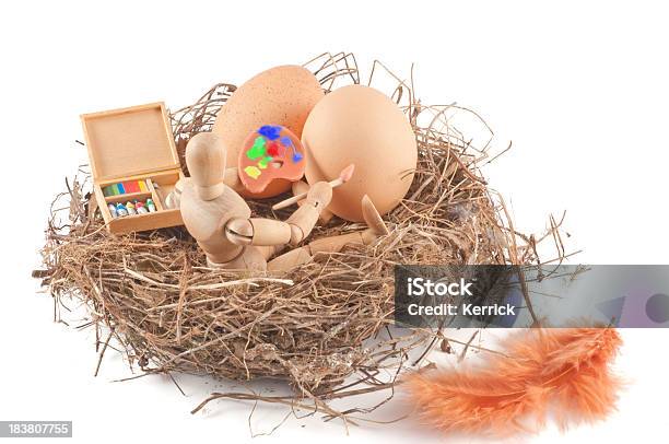 Hölzerne Kleiderpuppe Farben Ein Easter Egg Stockfoto und mehr Bilder von Dummy - Dummy, Ein Mann allein, Eine Person