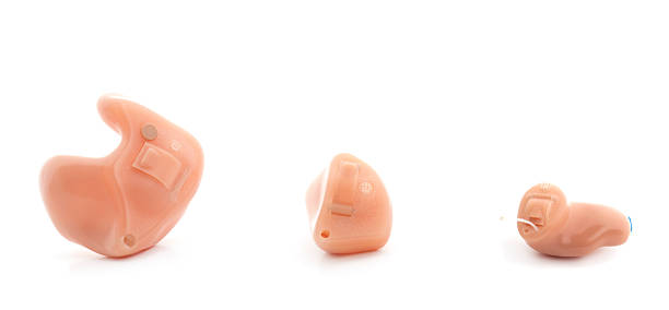 три размеров ite (в ухо) слуховой аппарат; - hearing aid isolated technology healthcare and medicine стоковые фото и изображения