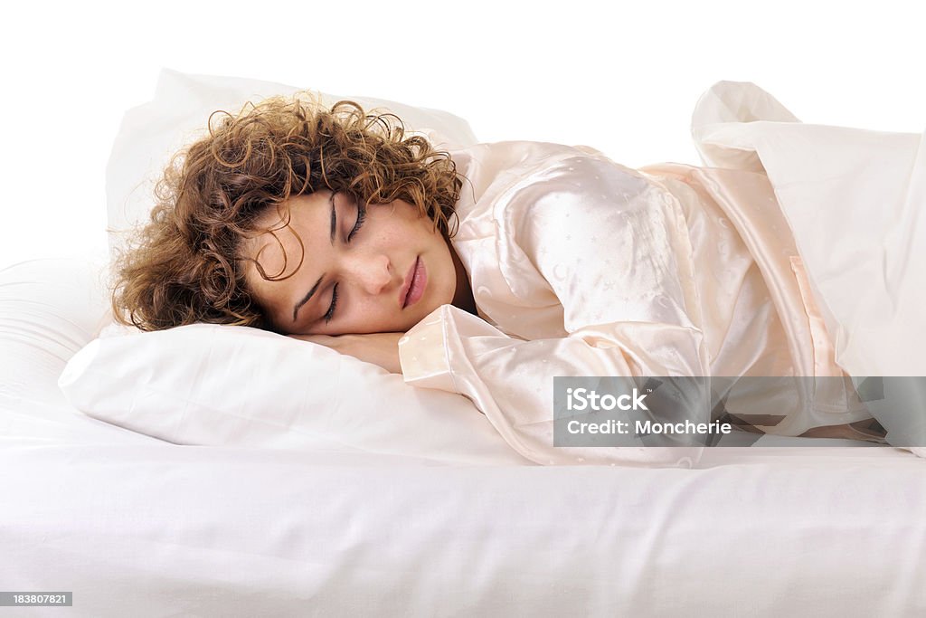 Bellissima giovane donna che dorme a letto - Foto stock royalty-free di Dormire