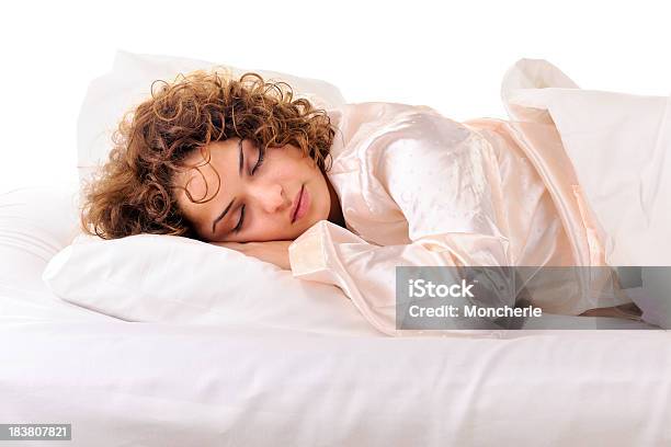 Bellissima Giovane Donna Che Dorme A Letto - Fotografie stock e altre immagini di Dormire - Dormire, Lenzuolo, Benessere