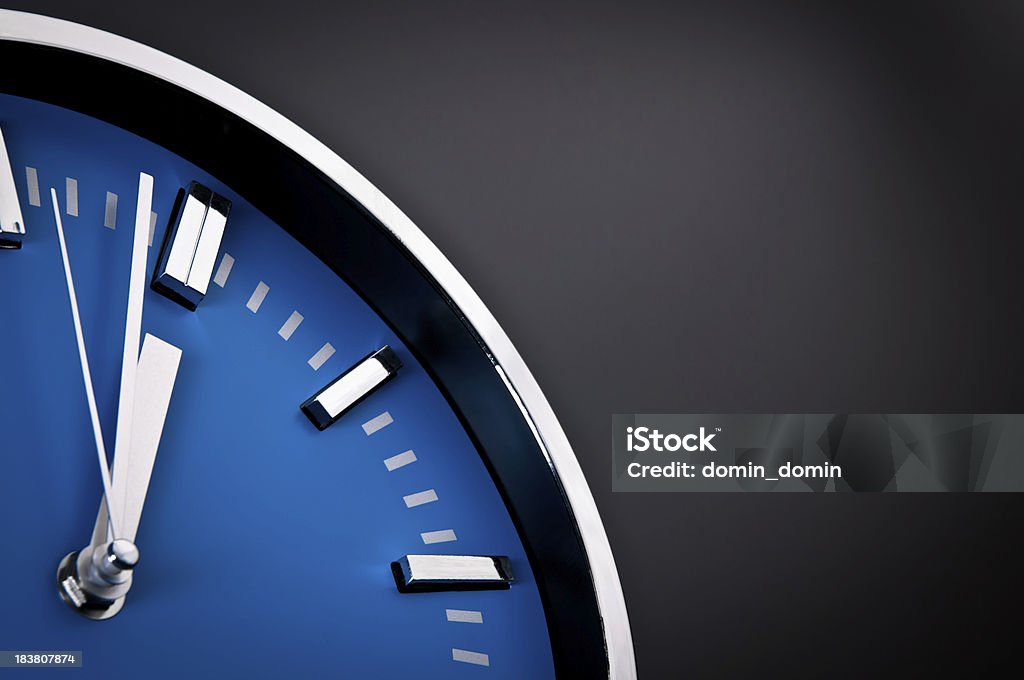 블루 실버 시계로 시계 표시중 11:59 - 로열티 프리 벽 시계 스톡 사진