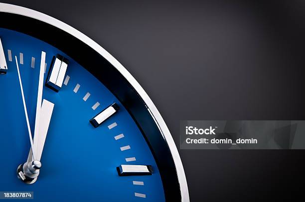 블루 실버 시계로 시계 표시중 1159 벽 시계에 대한 스톡 사진 및 기타 이미지 - 벽 시계, 파란색, 시간