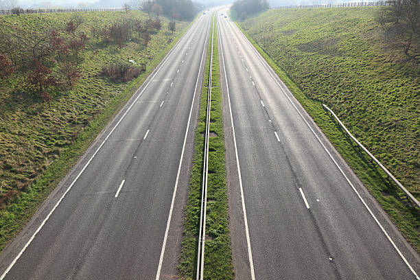 leere schnellstraße two lane highway - empty nobody two lane highway highway stock-fotos und bilder