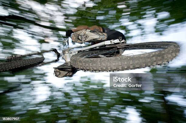 Cool Salto De Bicicleta De Montanha - Fotografias de stock e mais imagens de Alpes Europeus - Alpes Europeus, Andar de Bicicleta de Montanha, Azul