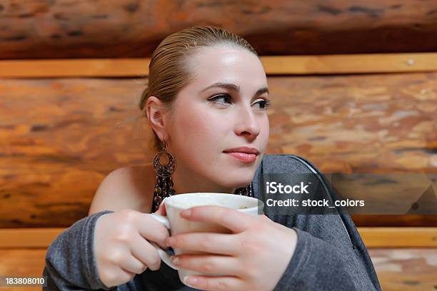 Kaffeepause Stockfoto und mehr Bilder von Attraktive Frau - Attraktive Frau, Aussicht genießen, Blondes Haar