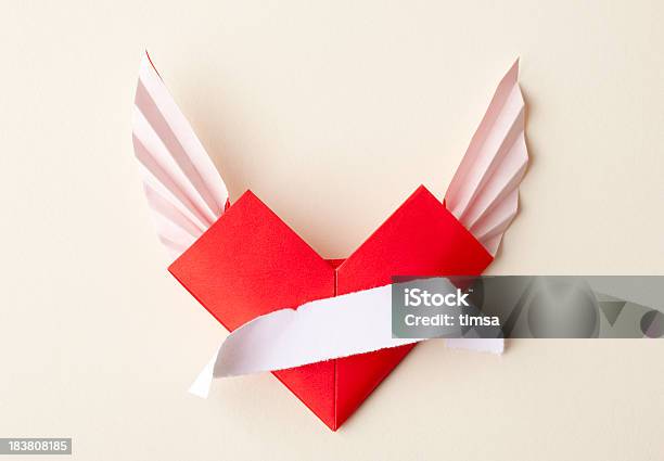 Origami A Forma Di Cuore Con Ali E Scorrere Su Sfondo Beige - Fotografie stock e altre immagini di Ala di animale