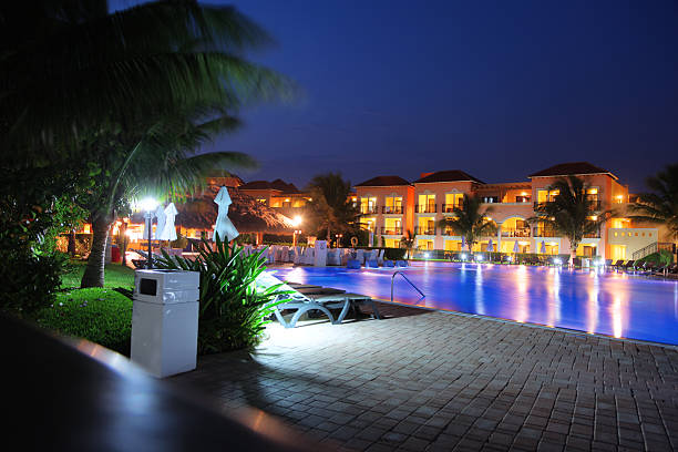 hotel caraibici a bordo piscina - motel swimming pool resort swimming pool tourist resort foto e immagini stock