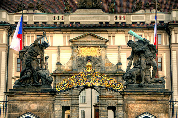 puerta de matías, la entrada del palacio de praga - classic europe urban scene prague fotografías e imágenes de stock