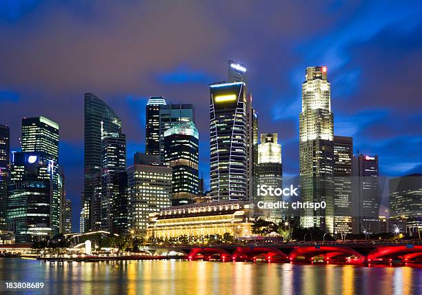 Skyline Di Singapore Al Crepuscolo - Fotografie stock e altre immagini di Acqua - Acqua, Albergo, Ambientazione esterna