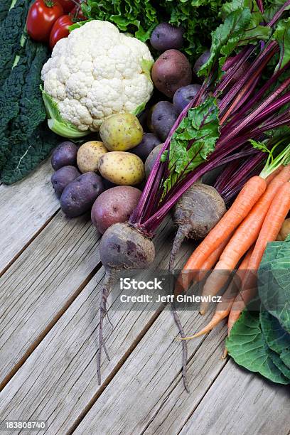 Quinta Orgânica De Produtos Hortícolas - Fotografias de stock e mais imagens de Alimentação Saudável - Alimentação Saudável, Batata Crua, Batata Fingerling