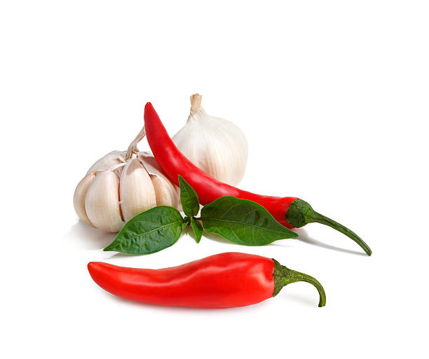 chili i czosnku na białym tle - asian cuisine close up garlic vegetable zdjęcia i obrazy z banku zdjęć