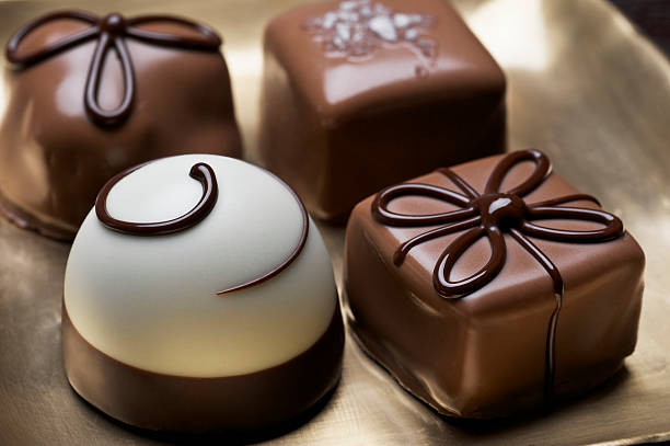 さまざまなエレガントなチョコレートトリュフ - chocolate candy chocolate candy plate ストックフォトと画像