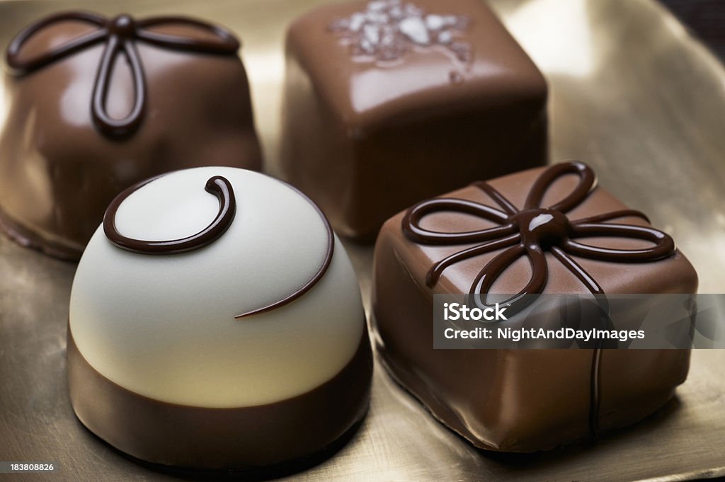 Variedade de elegantes trufas de Chocolate - Foto de stock de Chocolate royalty-free